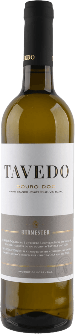 Burmester - Douro DOC Tavedo Het label van de wijnfles is verdeeld in twee delen: het bovenste deel is wit met grote zwarte letters waarop 'TAVEDO' staat. Daaronder in kleinere gouden letters staat 'DOURO DOC'. Het onderste deel van het label is grijs met daarop in witte en gouden letters meer tekst, waaronder de naam 'BURMESTER'. Er zijn geen afbeeldingen op het label.