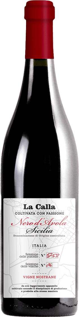 La Calla - Sicilia DOC Nero d'Avola Appassite Het label heeft een witte achtergrond met zwarte en rode tekst. Bovenaan staat de naam 'La Calla' in grote zwarte letters, gevolgd door 'Coltivata con Passione' in kleinere zwarte letters. Daaronder staat 'Nero d'Avola Sicilia' in sierlijke rode en zwarte letters. Er is een schematische tekening van Italië op de achtergrond, met enkele nummers die waarschijnlijk verwijzen naar specifieke wijngaarden of selecties.