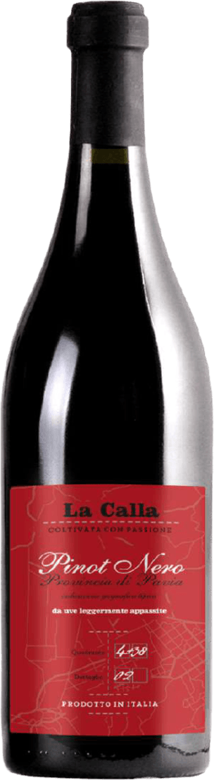 CALL - La Calla, Provincia di Pavia IGT Pinot Nero Het label is rood met witte en zwarte tekst. Er is een kaartachtige achtergrond in een lichtere tint rood. De naam 'La Calla' staat prominent bovenaan met daaronder 'Pinot Nero' en andere details in sierlijke letters.