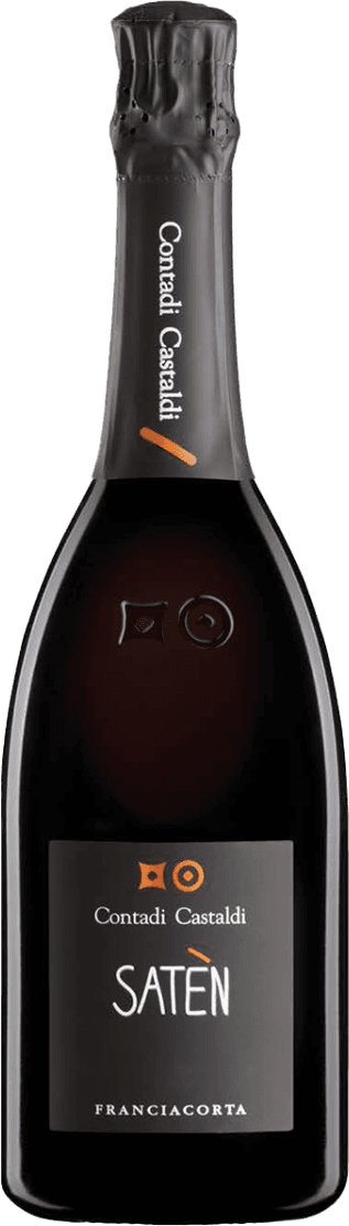 Contadi Castaldi - Franciacorta DOCG Satèn Het label van deze wijnfles is strak en modern vormgegeven. Het is voornamelijk zwart met witte en oranje accenten. Bovenaan het label staan twee abstracte symbolen, één oranje en één wit. De naam 'SATÈN' staat prominent in een speels, groot wit lettertype in het midden. Boven de naam staat 'Contadi Castaldi' in een klassiek wit lettertype. Onderaan het label staat 'FRANCIACORTA' in kleinere witte letters. Op de hals van de fles staat eveneens 'Contadi Castaldi' verticaal met een oranje schuine streep. In het glas van de fles zijn de abstracte symbolen ook als reliëf aangebracht.