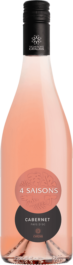 Vignerons Catalans - Pays d'Oc IGP 4 Saisons Cabernet Het label toont de tekst '4 SAISONS' en 'CABERNET PAYS D'OC'. Boven de tekst zijn er abstracte vormen die lijken op bladeren of bloemen. Het ontwerp is vrij minimalistisch met een moderne uitstraling.