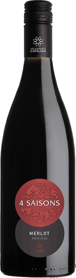 Vignerons Catalans - 4 Saisons Merlot Het label heeft een ronde vorm met een rode achtergrond. Op de achtergrond zijn abstracte afbeeldingen van bladeren en druiven te zien. De tekst '4 Saisons' staat in grote witte letters centraal op het label, met daaronder 'Merlot' en 'Pays d'Oc'. Er is ook een klein logo van Vignerons Catalans onderaan.