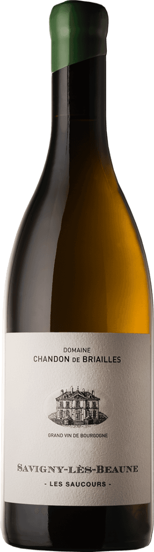 Savigny-lès-Beaune AC Les Saucours BIO 2021 Het label toont een gedetailleerde zwart-wit tekening van een klassiek landhuis of kasteel, centraal op het label. De rest van het label is minimalistisch en traditioneel vormgegeven met eenvoudige zwarte tekst op een witte achtergrond. Er zijn geen opvallende kleuren of kunstzinnige elementen aanwezig.