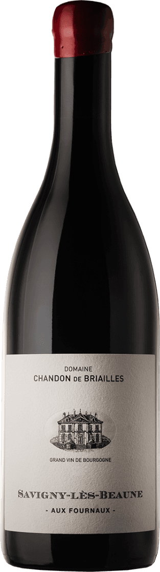Savigny-lès-Beaune AC Aux Fournaux BIO 2022 Het label toont een gedetailleerde zwart-wit tekening van een klassiek gebouw, waarschijnlijk het wijnhuis of kasteel. Het ontwerp is traditioneel en minimalistisch, met vooral tekst en weinig kleurgebruik. De naam van de producent en het wijngebied staan duidelijk vermeld.