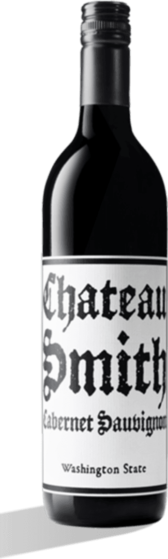Château Smith Cabernet Sauvignon 2021 Het label van de wijnfles heeft een minimalistisch ontwerp met grote, gotische letters die de naam 'Chateau Smith' en 'Cabernet Sauvignon' weergeven. De achtergrond is wit, waardoor de zwarte tekst sterk contrasteert. Onderaan staat in kleinere letters 'Washington State'.