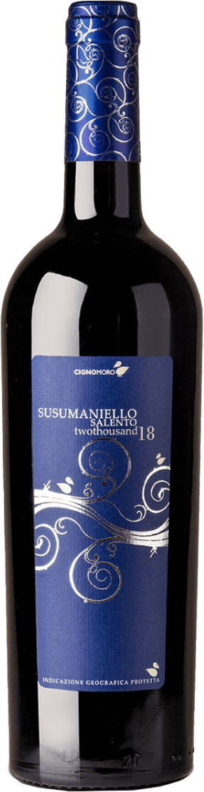 Salento IGT Susumaniello 2022 Het label is diepblauw van kleur met sierlijke, zilveren, zwierige lijnen en kleine bladmotieven. Bovenaan staat de merknaam 'Cignomoro' met een klein bladlogo. De rest van het label bevat stijlvolle typografie en decoratieve patronen die een moderne, elegante uitstraling geven.