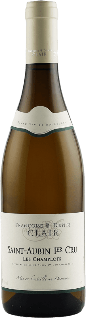 Francois et Denis Clair - Saint Aubin AC Les Champlots 1ER Het label is klassiek en traditioneel vormgegeven met een lichte crèmekleurige achtergrond. De tekst is centraal geplaatst in verschillende groottes en lettertypen. Bovenaan staat de naam van het domein met een subtiel familiewapen of sierlijk motief erachter. Er is een groene lijn onderaan het label en een golvende rand bovenaan het etiket. Verder zijn er geen opvallende afbeeldingen, alleen tekst en een klein grafisch element.