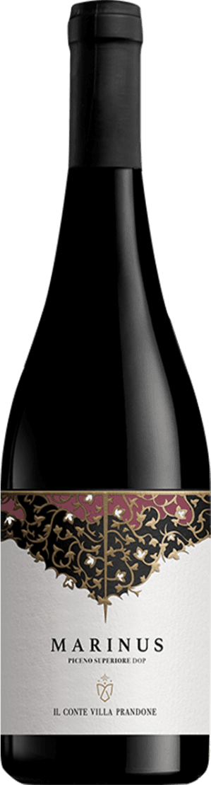 Il Conte Villa Prandone - Rosso Piceno Superiore DOP Marinus Het label van deze wijnfles heeft een elegant ontwerp met een patroon van gouden en zwarte krullen aan de bovenkant. Daaronder is een witte achtergrond met de naam 'MARINUS' in grote, donkere letters gedrukt. Onder de naam staat in kleinere letters 'Piceno Superiore DOP'. Onderaan het label staat 'Il Conte Villa Prandone' samen met een klein embleem of logo.