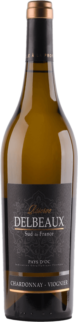 DELB - Pays d'Oc IGP R©serve Chardonnay-Viognier Het label heeft een donkere achtergrond met sierlijke patronen. De naam 'DELBEAUX' staat prominent in witte letters, met daarboven 'Réserve' in een sierlijk lettertype. Onderaan staan de woorden 'Chardonnay - Viognier'.