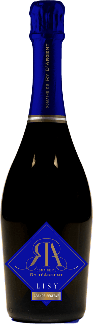 Vin Mousseux de Qualité de Belgique Grande Reserve Lisy 2019 Het label is vierkant en heeft een diepblauwe kleur met gouden letters. In het midden van het label staat een groot monogram 'RA', wat waarschijnlijk verwijst naar de naam van de wijnproducent. Onder het monogram staan de woorden 'Domaine du Ry d'Argent' en daaronder 'Lisy Grande Réserve'. Het geheel heeft een elegante en moderne uitstraling.