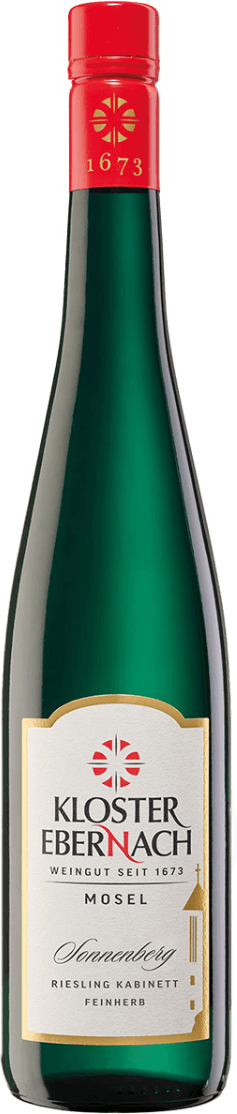 Mosel Cochemer Sonnenberg Riesling Kabinett Feinherb Het label is klassiek en strak vormgegeven met een witte achtergrond en gouden rand. Bovenaan staat een rood embleem/symbool, daaronder grote zwarte letters met de naam van het wijnhuis. Linksonder staat sierlijk het woord 'Sonnenberg' geschreven. In de rechteronderhoek is een goudkleurige afbeelding van een kerk of klooster te zien. Het geheel oogt traditioneel en elegant.