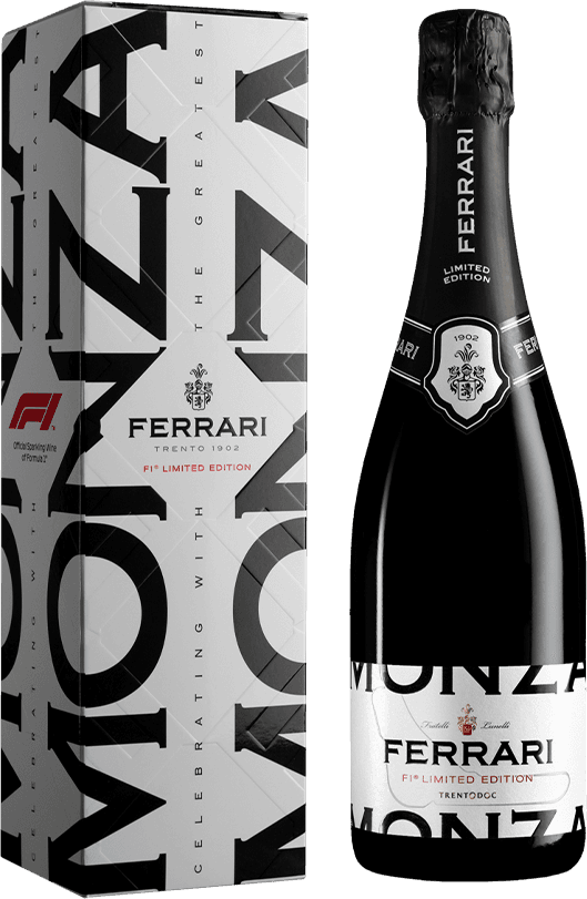 Ferrari - Trento DOC Brut Cities Special Cuvée F1 Monza in geschenkverpakking Het label van de wijnfles heeft een modern en strak ontwerp met grote zwarte letters 'MONZA' tegen een witte achtergrond. Het bevat ook het logo van Ferrari in zwart, samen met de tekst 'F1 Limited Edition'. Bovenaan staat een familiewapen in het zwart.