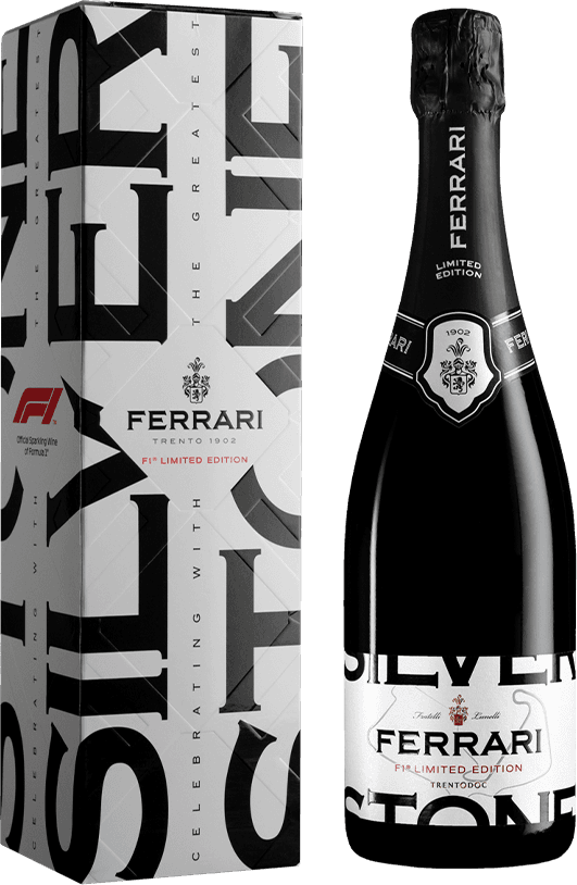 Ferrari - Trento DOC Brut Cities Special Cuvée F1 Silverstone in geschenkverpakking Het label van de wijnfles toont het Ferrari-logo met een familiewapen en de tekst 'Ferrari Trento 1902' en 'F1 Limited Edition'. De achtergrond is zwart met witte accenten. Het ontwerp heeft een moderne uitstraling met grote letters die prominent aanwezig zijn.