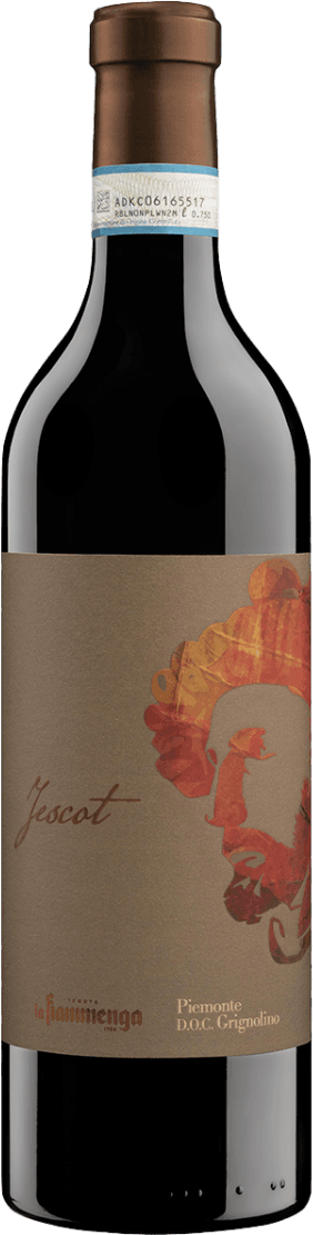 Piemonte DOC Grignolino Jescot Het label is mat-bruin van kleur met een moderne, kunstzinnige illustratie in warme rood/oranje/geel tinten. De illustratie lijkt een abstracte, speelse vorm te hebben, mogelijk geïnspireerd door een krans of een krul, en bevat een klein dier (mogelijk een eekhoorn) in het ontwerp. De naam 'Jescot' staat in een sierlijk handschrift links, en onderaan staan in goudkleurige letters de producent en herkomst. Het geheel oogt eigentijds en artistiek.