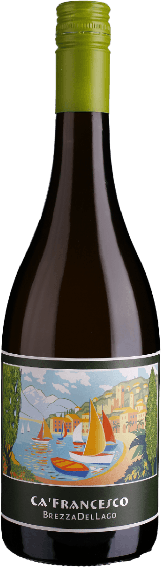 Ca' Francesco - Bianco Veronese IGT Brezza Del Lago Het label toont een kleurrijke illustratie van een schilderachtig meer met zeilboten, omringd door een dorp en groene heuvels. De naam 'Ca' Francesco Brezza Del Lago' staat onder de afbeelding.