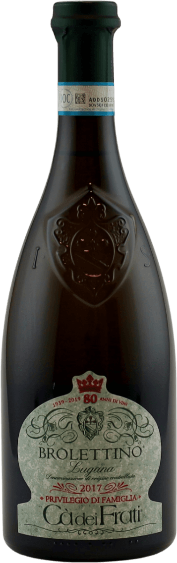 Cà dei Frati - Lugana DOC Brolettino Privilegio di Famiglia Het label heeft een traditionele uitstraling met sierlijke ornamenten, een familiewapen/schild centraal afgebeeld en een kroon erboven. De achtergrond is lichtgrijs/groen gemarmerd, wat het geheel een klassieke look geeft. Er zijn rode accenten zoals de kroon en enkele teksten, samen met sierlijke groene lijnen en tekst.