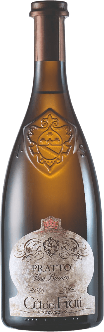 Benaco Bresciano IGT Pratto 2022 Het label heeft een klassieke, bijna barokke vorm met sierlijke krullen en een familiewapen centraal bovenaan. Er is een kroon afgebeeld boven het wapen, wat duidt op traditie en prestige. Het label oogt verweerd, alsof het met opzet een antieke uitstraling heeft. In de fles zelf is ook reliëf aangebracht in de vorm van hetzelfde wapen.