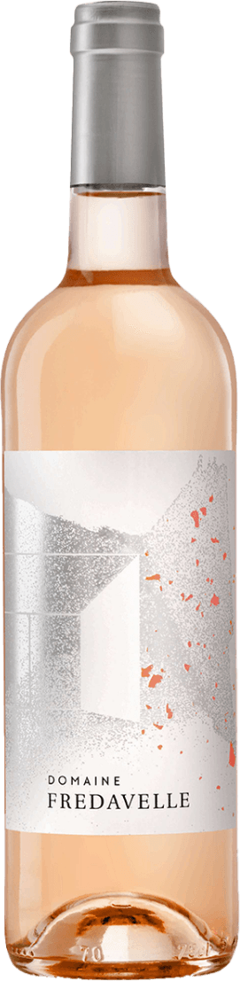 Coteaux d'Aix-en-Provence AOP Cuvée Domaine BIO Het label van deze wijnfles is modern en minimalistisch vormgegeven. Het bestaat uit een witte achtergrond met een abstract, geometrisch patroon in zilvergrijs, dat doet denken aan een kubus of een open raam. Aan de rechterkant zijn er kleine, onregelmatige roze/oranje spetters die het geheel een speels effect geven. De naam 'Domaine Fredavelle' staat in eenvoudige, zwarte letters onderaan het label. Er zijn geen afbeeldingen van dieren, fruit, bloemen of kastelen aanwezig, en het geheel oogt strak en eigentijds.