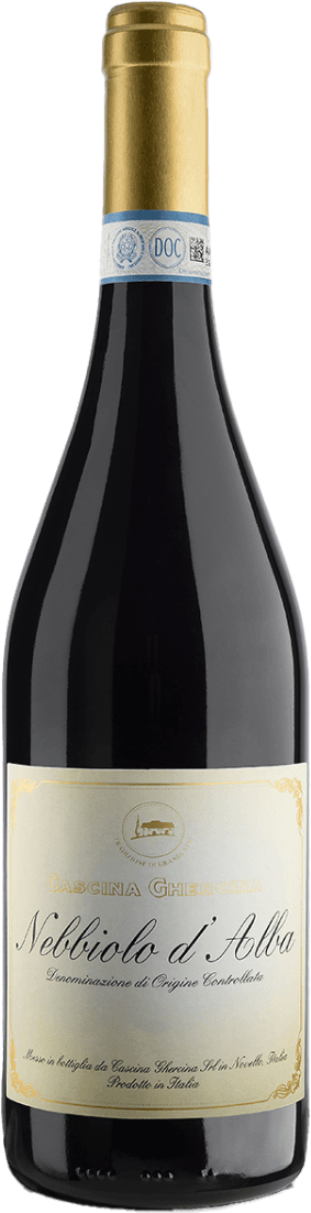 Cascina Ghercina - Nebbiolo d'Alba DOC Het label heeft een klassieke uitstraling met een lichte crèmekleurige achtergrond en sierlijke gouden randen. Centraal bovenaan is een klein embleem afgebeeld, vermoedelijk van het landgoed of wijnhuis. De naam 'Cascina Ghercina' en 'Nebbiolo d'Alba' staan in elegante, traditionele letters op het label. Het geheel straalt traditie en verfijning uit.