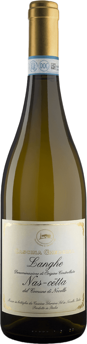 Cascina Ghercina - Langhe DOC Nascetta del Comune di Novello Het label is elegant en traditioneel met sierlijke gouden accenten langs de randen. In het midden staat tekst in een klassieke, sierlijke lettertype. Bovenaan is er een klein embleem of logo te zien.