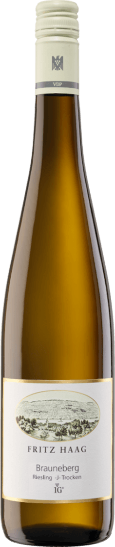 Weingut Fritz Haag - Mosel Brauneberger Riesling 'J' Het label toont een ovale illustratie van een klassiek wijngaardlandschap met bomen en heuvels, uitgevoerd in een subtiele, grijsgroene tint. Onder de afbeelding staat de naam van het wijnhuis en de regio in een traditionele typografie. Het label heeft een rustige en klassieke uitstraling met een dunne goudkleurige rand.