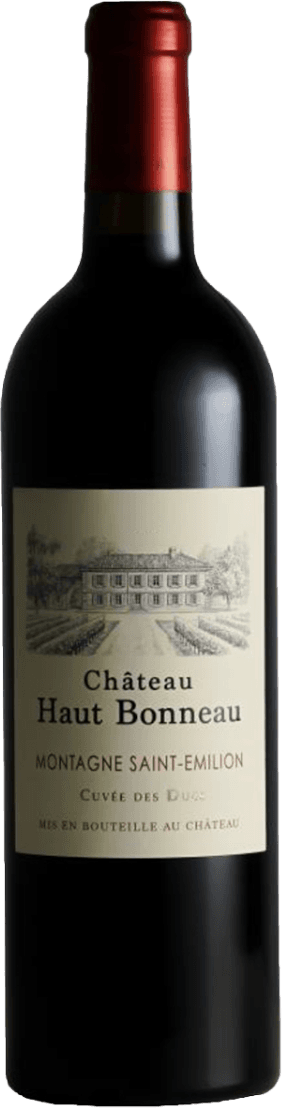 Château Haut Bonneau - Montagne St. Émilion AC Cuvée des Ducs 2018 Het label toont een gedetailleerde tekening van een klassiek gebouw, vermoedelijk een chateau of wijnhuis, met omliggende wijngaarden. De tekst 'Château Haut Bonneau' is prominent aanwezig boven de naam van de wijnregio en cuvée.