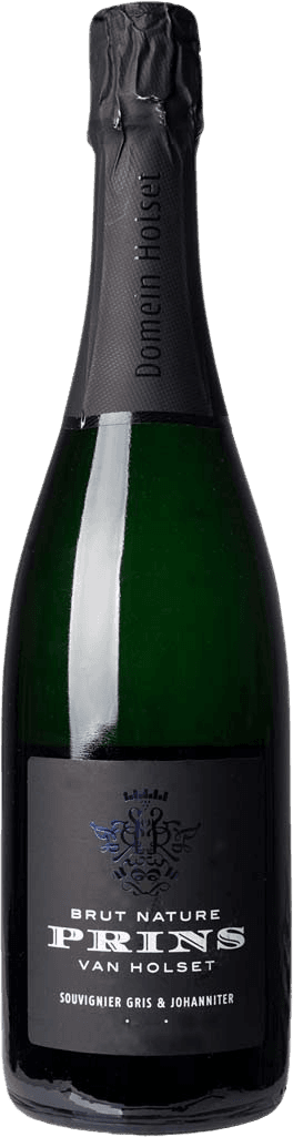Domein Holset - Prins van Holset Het label van de wijnfles is donker met een sierlijk embleem in het midden. De tekst 'Brut Nature Prins van Holset' staat prominent op het label, samen met de druivensoorten Souvignier Gris & Johanniter.