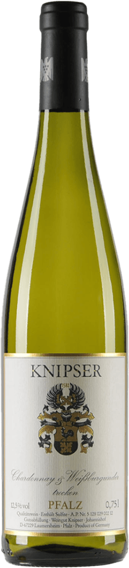 Weingut Knipser - Laumersheim Chardonnay-Weissburgunder Trocken Het label toont een traditioneel familiewapen met gedetailleerde ornamenten in zwart en goud. Bovenaan staat de naam 'KNIPSER' in grote, zwarte letters. Onder het wapen staan de woorden 'Chardonnay & Weißburgunder' en 'trocken'. Onderaan is ook het woord 'PFALZ' te zien.