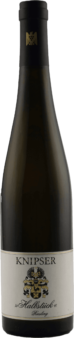 Laumersheim Halbstück Riesling 2020 Het label toont een traditioneel familiewapen in goud en zwart, centraal geplaatst op een witte achtergrond. Boven het wapen staat de naam 'KNIPSER' in grote zwarte letters. Onder het wapen staan sierlijk geschreven woorden, waaronder 'Halbstück Riesling'. Het geheel oogt klassiek en ingetogen.