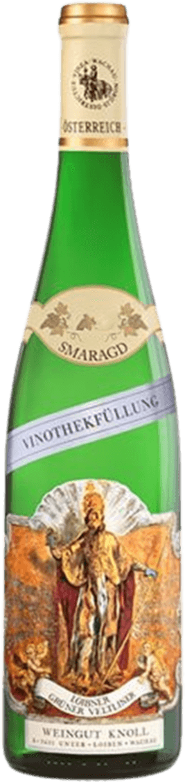 Smaragd Grüner Veltliner Loibner Smaragd Vinothekfüllung Het label toont een barokke afbeelding met een heilige figuur (Sint Urbanus) in het midden, omgeven door een rijkelijk versierde gouden achtergrond. Bovenaan staat een ovaal met druiventrossen en het woord 'SMARAGD'. Het geheel oogt klassiek en gedetailleerd, met een opvallende artistieke en religieuze stijl.