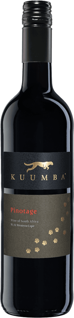 Kuumba - Western Cape Pinotage 2022 Het label heeft een zwarte achtergrond met een goudkleurige afbeelding van een panter en het woord 'KUUMBA' in grote letters. Onder de naam staat 'Pinotage' in rode letters, gevolgd door kleinere tekst over de wijn en herkomst. Er zijn ook gouden pootafdrukken afgebeeld die diagonaal over het label lopen.