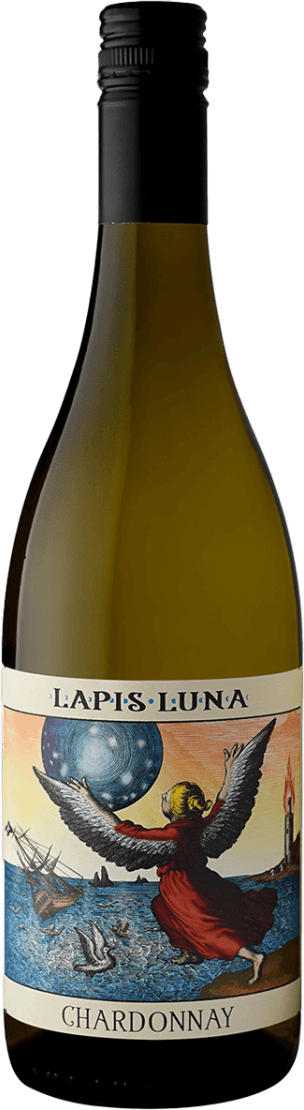Lapis Luna - Chardonnay Lodi California Het label toont een kunstzinnige afbeelding van een engelachtige figuur met vleugels die een grote blauwe bol draagt. Op de achtergrond zijn een schip en golven te zien. Bovenaan staat de tekst 'Lapis Luna'.