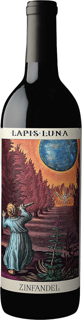 Lapis Luna - North Coast California Zinfandel Het label toont een kunstzinnige afbeelding van een persoon die naar de lucht kijkt, met een grote blauwe maan op de achtergrond. Er zijn bomen en planten te zien in warme kleuren zoals oranje en rood.