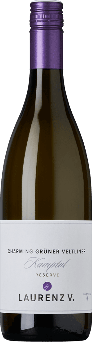 Laurenz V. - Kamptal Reserve Charming Grüner Veltliner Het label is minimalistisch en elegant. Het bevat voornamelijk tekst in verschillende lettertypen. De naam van de wijn 'Charming Grüner Veltliner' staat centraal, samen met 'Kamptal Reserve' en de producent 'Laurenz V.'. Er zijn geen afbeeldingen of illustraties op het label.