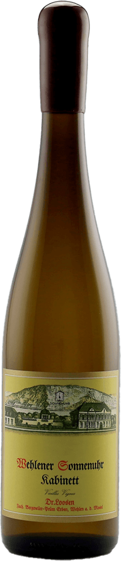 Dr. Loosen - Mosel Wehlener Sonnenuhr Riesling Kabinett 2018 Het label toont een traditionele tekening van een wijngaardlandschap met op de achtergrond een heuvel en gebouwen, waarschijnlijk het wijnhuis of kasteel. De tekst is klassiek vormgegeven in sierlijke letters, met de naam van de wijn centraal.