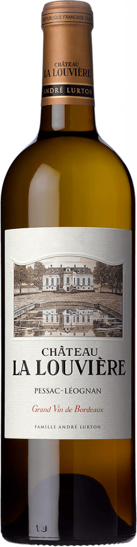 Château La Louvière - Pessac-Léognan AC 2007 Het label toont een klassieke tekening van een kasteel (wijnhuis) met bomen en een vijver of gracht die het gebouw weerspiegelt. De achtergrond is licht en het geheel straalt een traditionele, elegante stijl uit. Boven en onder de afbeelding staat tekst met de naam van het château en herkomstbenaming. Het label is rechthoekig en traditioneel vormgegeven.