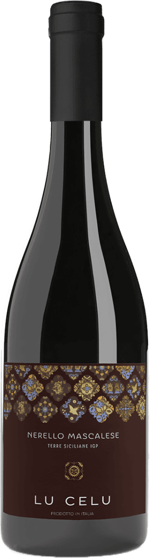 Terre Siciliane IGP Nerello Mascalese Het label toont een patroon van sierlijke, mozaïekachtige vormen en ornamenten in goudgeel, blauw en wit op een diepe, donkerbruine achtergrond. Het geeft een Mediterrane, bijna keramische uitstraling. De naam van de wijn en producent staat in strakke, moderne witte letters onder het patroon. Het label oogt stijlvol en heeft een duidelijk decoratief motief, zonder afbeeldingen van dieren, fruit of bloemen.