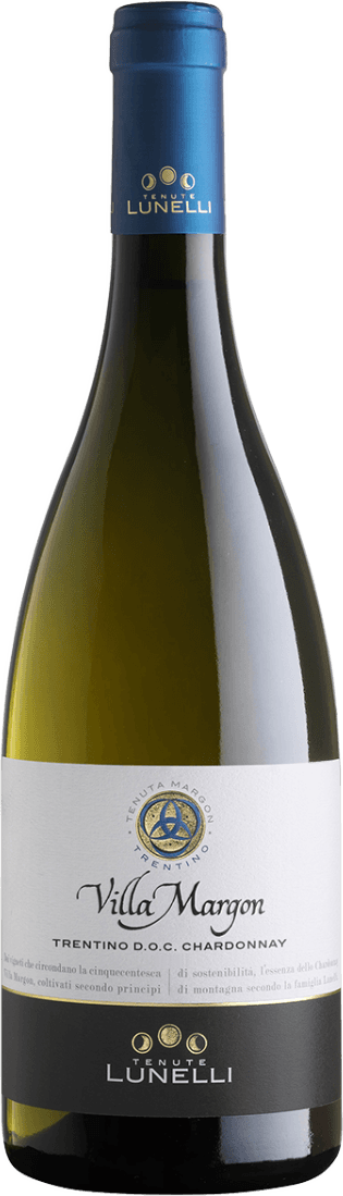 Trentino DOC Villa Margon 2020 Het label toont een familiewapen of embleem in het midden, met daaronder de tekst 'Villa Margon'. De achtergrond is voornamelijk wit met een zwarte band onderaan waar 'Lunelli' op staat. Het geheel heeft een klassieke en elegante uitstraling.