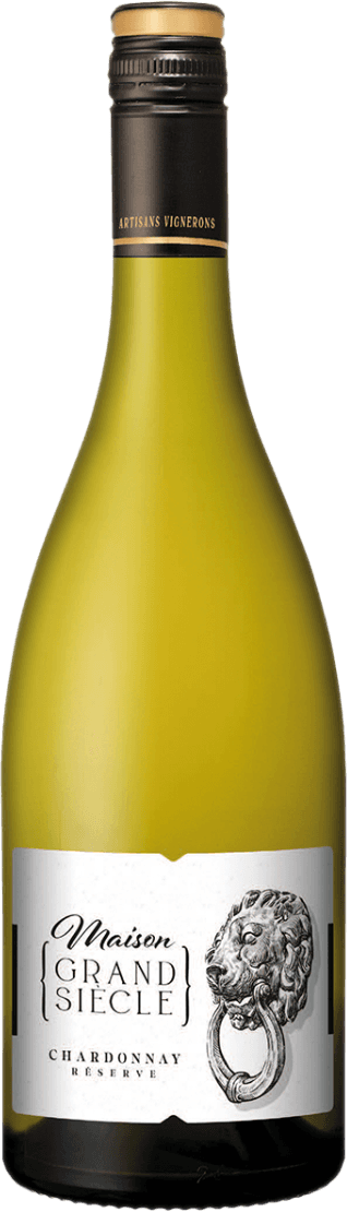 Maison Grand Siècle - Pays d'Oc IGP Premium Chardonnay 2023 Het label toont een klassieke zwart-wit tekening van een leeuwenkop met ring, wat doet denken aan een deurklopper. De rest van het label is vrij minimalistisch met sierlijke en strakke typografie voor de naam en soort wijn.
