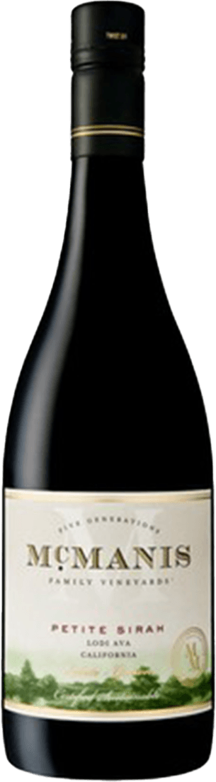 California Petite Sirah Het label van deze wijnfles is rechthoekig en traditioneel vormgegeven. Bovenaan staat de naam 'McManis' in grote, goudkleurige letters. Daaronder staat 'Family Vineyards' en de druifsoort 'Petite Sirah' in een kleinere, rode letter. Onderaan het label is een illustratie van een groen landschap met bomen en heuvels, wat een natuurlijke en landelijke uitstraling geeft. Het geheel heeft een nette, klassieke en rustige uitstraling met een subtiel gouden randje.