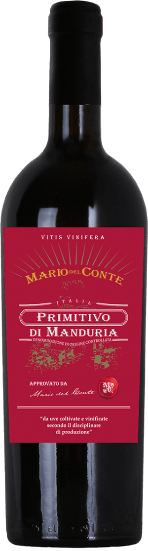 Mario del Conte - Primitivo di Manduria DOC 2020 Het label is overwegend rood met gouden en witte accenten. Bovenaan staat de naam 'Mario del Conte' in goud, met daaronder een gestileerde zonnestraal- of lichtbundelmotief dat uitstraalt van het midden. In het midden van het label staat prominent 'Primitivo di Manduria' in grote witte letters, omkaderd door sierlijke lijnen. Er is een abstracte illustratie die lijkt op een stads- of landkaart en subtiele grafische elementen onder de tekst. Rechtsonder is een rood zegelachtig symbool te zien.