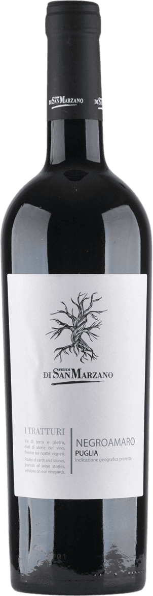 San Marzano - Puglia IGP I Tratturi Negroamaro 2022 Het label toont een zwart-wit illustratie van een wijnstok met wortels. De tekst 'Di San Marzano' is prominent aanwezig. Het ontwerp is minimalistisch, met een focus op de tekening en de merknaam.