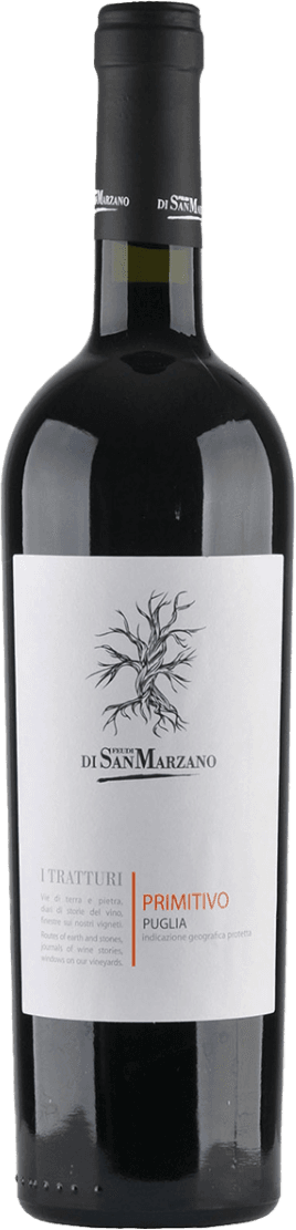 San Marzano - Puglia IGP I Tratturi Primitivo Het label toont een gestileerde tekening van een wijnstok of boomtak in zwart-wit. De naam 'Di San Marzano' staat prominent bovenaan, met daaronder de tekst 'I Tratturi Primitivo Puglia'. Het ontwerp is minimalistisch en strak, met veel witruimte.