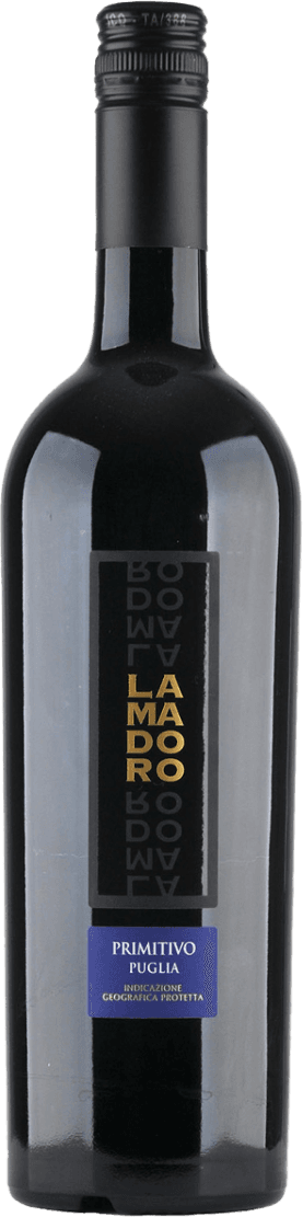 Lamadoro Primitivo Het label van deze wijnfles is modern en strak vormgegeven. Het grootste deel van het label bestaat uit een verticale zwarte strook waarop in grote, goudkleurige letters het woord 'LAMADORO' staat, met de letters onder elkaar geplaatst. Aan de onderkant van het label bevindt zich een kleiner, blauw vlak met witte en gele tekst waarin de wijnsoort en herkomstregio vermeld staan. Er zijn geen afbeeldingen van dieren, fruit, bloemen of landschappen; het ontwerp is minimalistisch en tekstgericht.