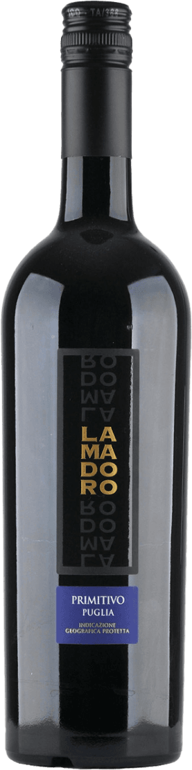 Cantine San Marzano - Lamadoro Primitivo Het label toont de naam 'LAMADORO' verticaal in grote letters, met een moderne en minimalistische uitstraling. Er is een kleiner blauw label aan de onderkant met aanvullende informatie over de wijn.