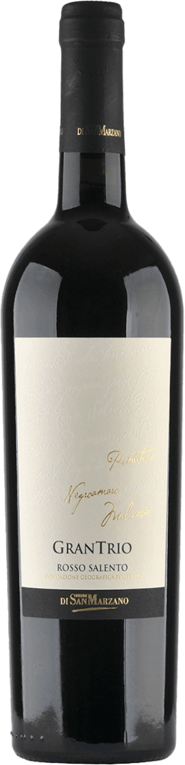 San Marzano - Salento IGP Gran Trio Rosso Het label is wit met sierlijke, goudkleurige en zwarte tekst. Er is geen afbeelding, alleen tekst met de naam van de wijn en producent.