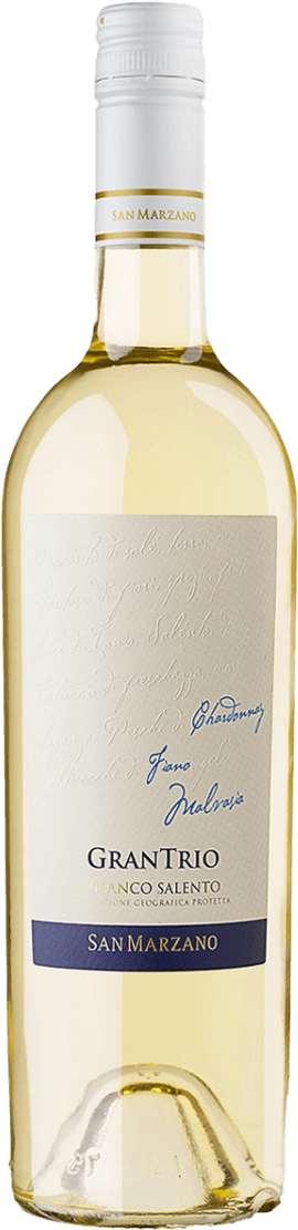 Salento IGP Gran Trio Bianco Het label is minimalistisch en elegant, met een witte achtergrond. Er zijn sierlijke, handgeschreven letters in blauw en goud die de druivensoorten aangeven. De naam 'GranTrio' staat centraal in grote zwarte letters, met daaronder 'Bianco Salento' in gouden letters. Onderaan het label staat de producent 'San Marzano' in witte letters op een blauwe achtergrond.