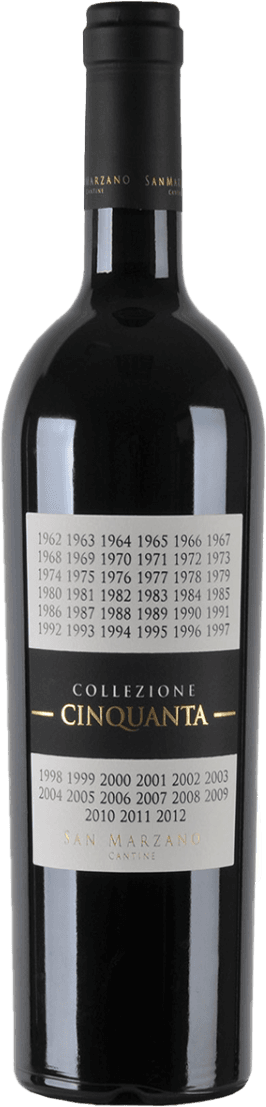 San Marzano - Vino Rosso d'Italia Collezione Cinquanta + 7 Het label van deze wijnfles is strak en modern vormgegeven. Het bestaat uit drie horizontale vlakken: boven en onder staan jaartallen in een strak lettertype, in het midden een zwart vlak met gouden en witte tekst. De naam 'Collezione Cinquanta' springt eruit door de goudkleurige letters. Het design is minimalistisch, zonder afbeeldingen of illustraties, en heeft een luxe uitstraling.