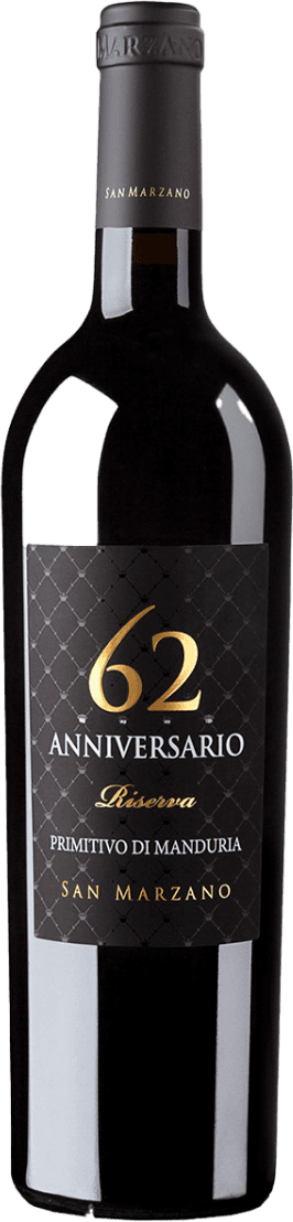 San Marzano - Primitivo di Manduria DOP Anniversario 62 Riserva 2018 Het label is zwart met een subtiel ruitpatroon en heeft grote gouden cijfers '62' prominent in het midden. Daaronder staan de woorden 'Anniversario', 'Riserva', en andere details in witte en goudkleurige letters. Het geheel oogt strak, klassiek en chique.