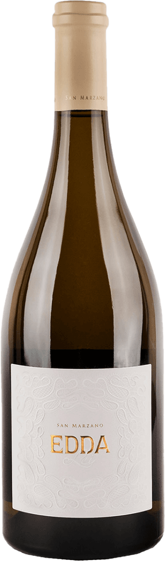Salento IGP Edda Bianco Het label is wit met een subtiel reliëf van sierlijke patronen rondom de rand. In het midden staat 'EDDA' in grote, goudkleurige, glanzende letters, met daarboven kleiner 'SAN MARZANO'. Het label oogt minimalistisch en elegant, zonder afbeeldingen of illustraties, en straalt luxe uit door het gebruik van reliëf en goudfolie.